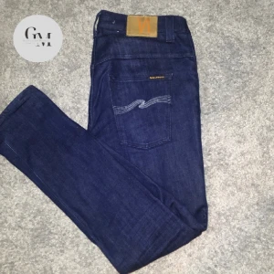 Nudie jeans  - De ser väldigt mörka ut i andra bilden men de är lika ljusa som i första. Han i bilden är 187cm lång