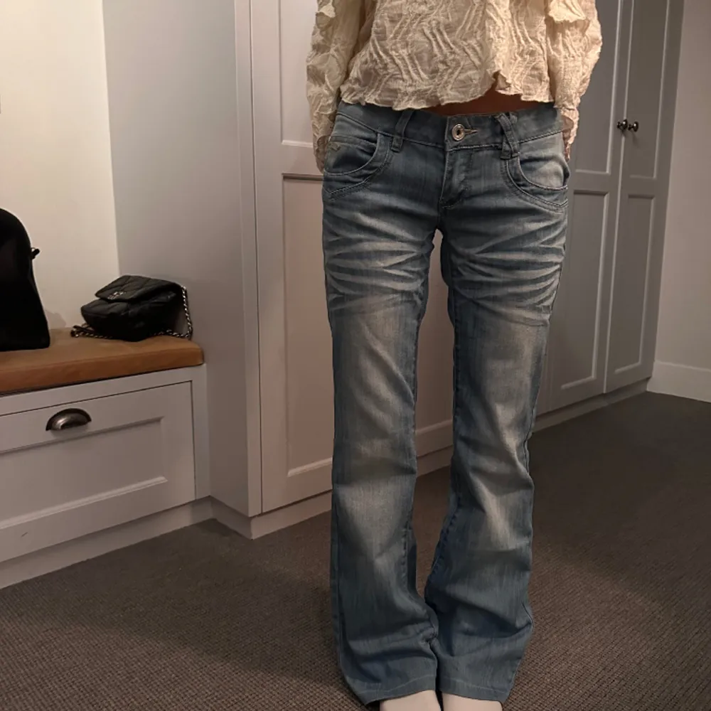 Ljusblå lågmidjade bootcut med vita detaljer. Midjemåttet är 32,5cm och innerbenslängen är 79cm. Hör av dig vid frågor💗. Jeans & Byxor.