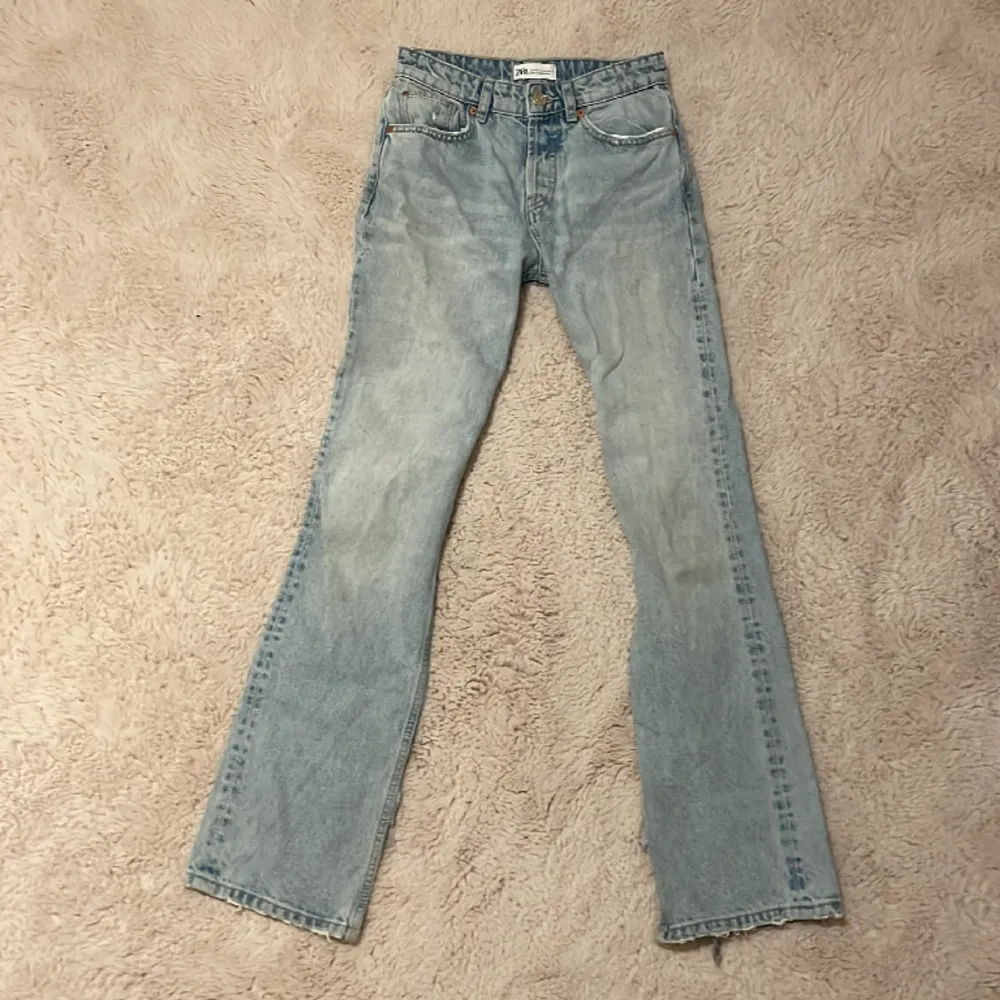 Ljus blå low waist boocut jeans i bra skick från zara i storlek 34. Jeans & Byxor.