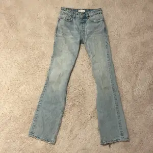 Ljus blå low waist boocut jeans i bra skick från zara i storlek 34
