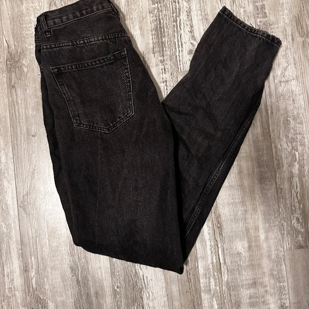 Ett par svarta, högmidjade jeans från Gina Tricot. Bra skick!. Jeans & Byxor.