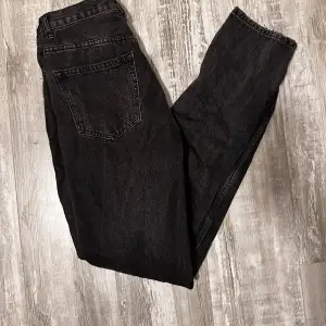Ett par svarta, högmidjade jeans från Gina Tricot. Bra skick!