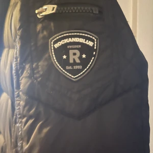 Rock N Blue Beam Jacket Dam - Säljer min jacka som är i väldigt fin skick, även pälsen är äkta och är i väldigt fint skick. Frakt ingår i priset 