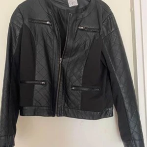 Jacka storlek el 42 - Sparsamt använd jacka.