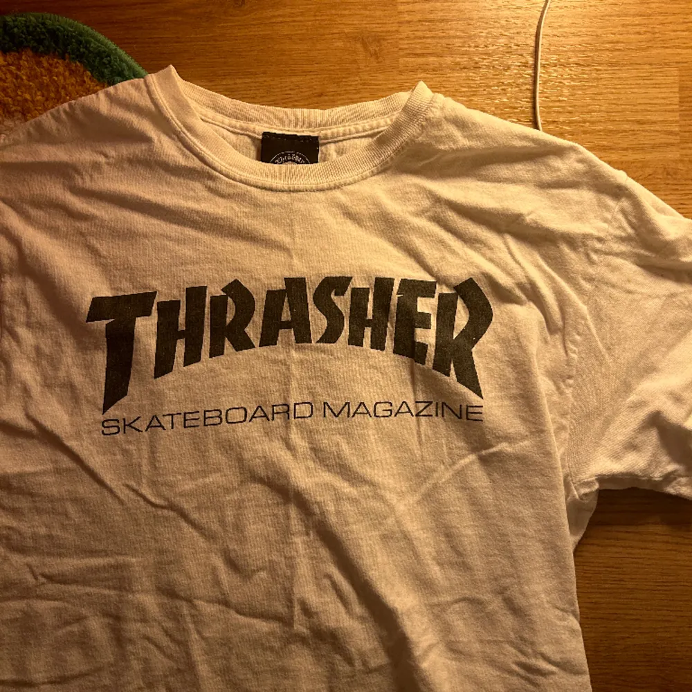 Snygg clean Thrasher t-shirt. I storlek M och kommer inte längre till användning.. T-shirts.