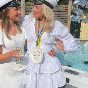 Studentklänning  - Säljer nu min jättejätte fina studentklänning. Använt försiktigt. Hade den endast på mitt utspring sen hade jag andra kläder och overall på flaket. Så den har inga fläckar eller så. Köptes för 1500kr +tull från showpo.