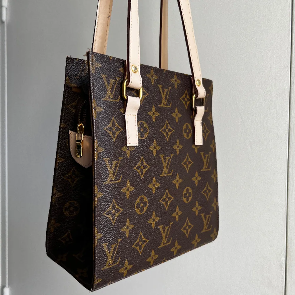 Handbag from Louis Vuitton. Bought in Paris. Selling because I don’t use it. Very good condition.  20 x 22.5 x 10 cm. Väskor.