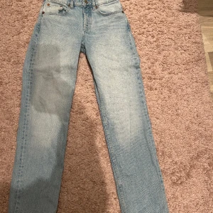 Jeans från Zara 🤩 - Supersnygga ljusblå mid-waist jeans från Zara. Knappt använda då de är för små.   Storlek 36/S men går mer som 34/XS. (Som symbolen på sista bilden visar är de mindre i storleken) Jag har vanligtvis alltid strl 36. 