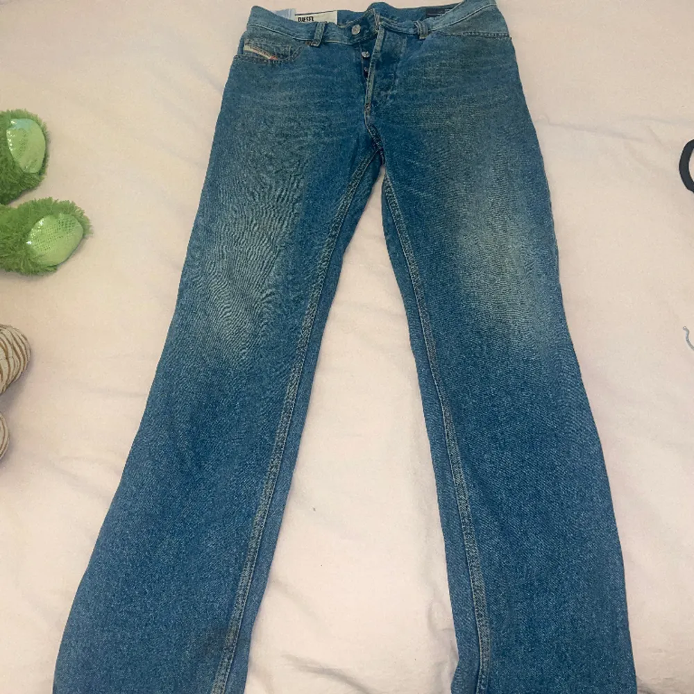 Trendigaste och drömigaste jeansen. Unisex och väldigt sköna. Storlek —> W29/ L32. Jeans & Byxor.