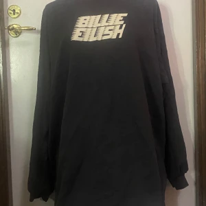 Billie Eilish tjocktröjan  - Är i bra skick men vet inte hur många gånger den är andvänd i med att det från början inte var min. Är lite längre modellen än en vanlig tjocktröjan. Är också väldigt stor u storlek enligt mig.