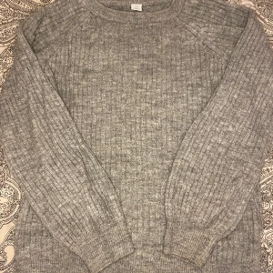 Grå stickad tröja🩶 - Bra skick använd ca två gånger. Säljer då den inte kommer till användning och för att den är för stor!