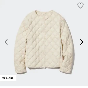Beige Jacka🍸💘 - Säljer denna jätte fina beiga jacka från Uniqlo, köpte den här på Plick men får tyvärr inte användning för den då jag har en liknande. Ny pris 700. Den är i storleken M men sitter bra på mig som brukar ha xs/s💘hör gärna av dig vid frågor!!