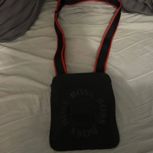 Hugo boss väska  - En riktig fet Hugo boss väska som passar till det mesta, jag säljer den då jag inte använder den så jätte mycket, pris kan absolut disskuteras 