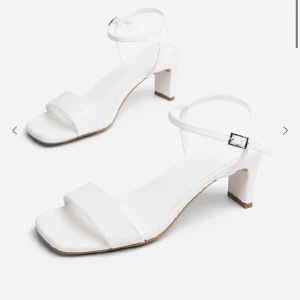 Klackskor  - Vita klackskor från dinsko. Endast använda två gånger💕 storlek 38, klackhöjd 7,4cm 