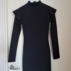 Klänning  - Dragkedja längst ryggraden. Passar xxs-xs