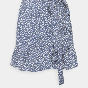 Omlottkjol - Blåvit fin kjol. Ej använd, dock tvättad 1 gång. Ordinariepris: 249kr. Strl S men skulle tro att den passar en M också. Midjeresår, snörning runt midjan. 100% polyester, så väldigt skönt material.