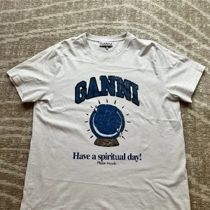 Ganni T-shirt  - Snygg ganni tröja som är super skön 