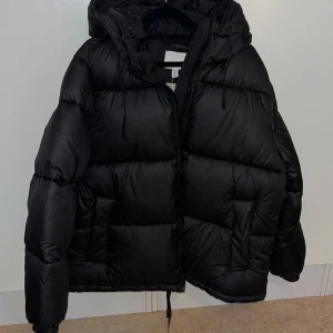 Dunjacka  - Dunjacka från HM. Nypris: 499kr (se prislapp). Ej använd. Oversized fit. 