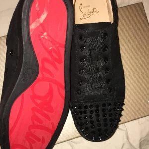 Loubitins - Tjena säljer mina loubs som inte kommer till användning längre, storlek 40 och dom är används typ 3-4 gånger och har även tvättats varje gång dom används. Hör av dig för fler bilder eller minsta lilla fråga😀