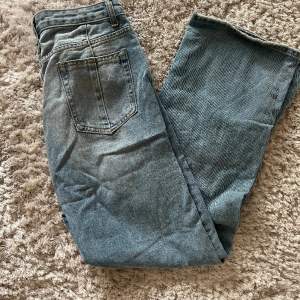 Jeans från H&M  vida byxor  storlek 34