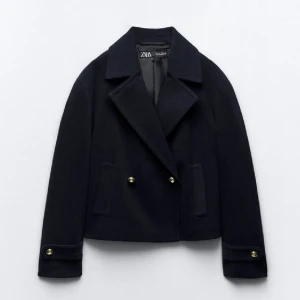 Kort kappa - Jättefin populär kort kappa från Zara i toppskick. Knappt använd och perfekt sval för våren💗