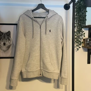 Ralph lauren Hoodie - Bra skick använd några gånger Storlek: s Grå