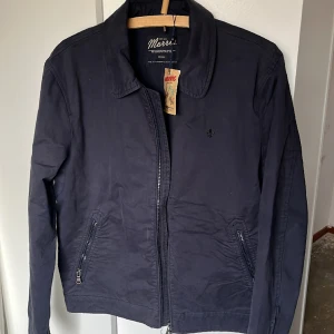 Morris jacka - Säljer min oanvända Morris jacka storleken är S/M, prislappen med följer, orginalpriset är 2800kr