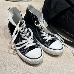 Converse - Converse liknande skor. Endast använda inomhus (som gymskor) Mycket bra skick❤️