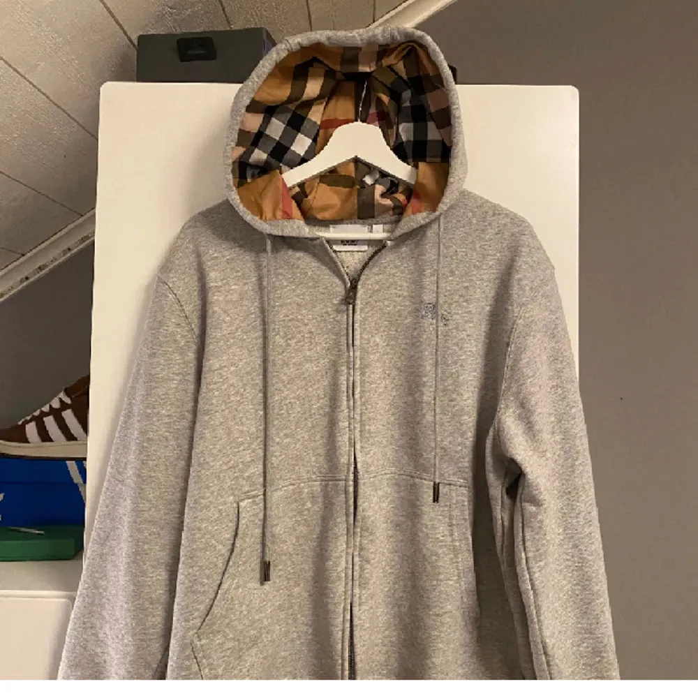 Hej säljer denna burberry zip hoodie för att den va lite för stor för mig. Det är en 1:1 kopia men är dunder kvalitet. Vid frågor skicka ett dm😊. Hoodies.