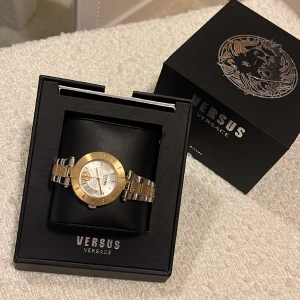 Klocka versace  - Födelsedagspresent, använd ett fåtal gånger. Justerad stl efter min handled, skriv dm för exakt mått. 