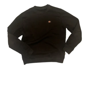 Dickies Sweater - Säljer denna Dickies tröja eftersom den inte längre passar mig Storleken är X-small men den passar även en small