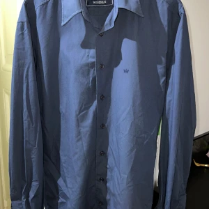 Marinblå skjorta. - Skjorta från Kronstadt i storlek M. Toppskick!