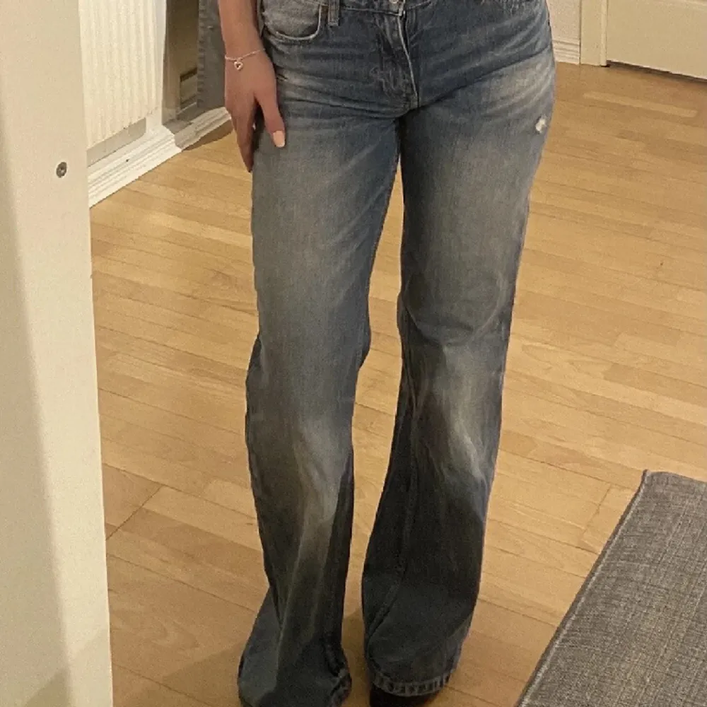 Supersnygga bootcut jeans från Zara, säljer vidare🤍. Storlek 36. Inga defekter🎀. Jeans & Byxor.