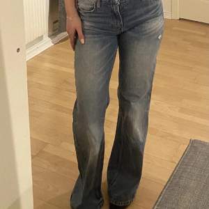 Supersnygga bootcut jeans från Zara, säljer vidare🤍. Storlek 36. Inga defekter🎀