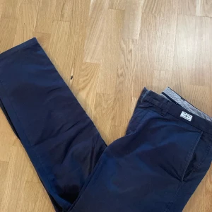 Tommy Hilfiger chinos - Ett par fräscha Tommy Hilfiger chinos skick 6/10 därför priset men annars perfekta