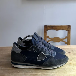 PHILIPPE MODEL  - Säljer dessa Philippe model skorna i modellen TRPX. Skorna är använda men i fint skick, 8/10👍 Storlek 44. Ökar längden med ca 5cm🤩 Nypris: ca 4000kr, mitt pris 1999kr. Hör av er vid frågor eller funderingar📩