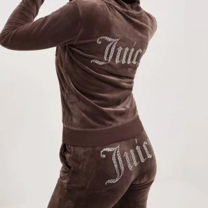 Brun JUICY COUTURE - Brunt juicy couture set, jätte bra skick, köpt för ca 2000 men säljer för 800 för vill ba få de sålt. Kan skicka egna bilder. Byxorna XS och tröjan S