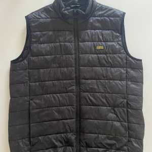 Barbour dunväst - Säljer nu denna väst som knappast är använd! Skick: 8/10 Nypris: 1500kr. Hör av er för fler frågor!!!