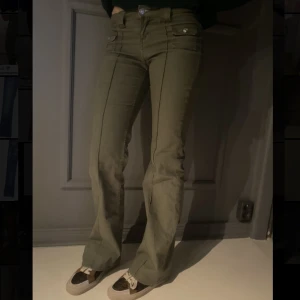 Trendiga olivgröna jeans  - Säljer mina super eftertraktade och helt slutsålda gröna jeans då de inte är min stil längre!