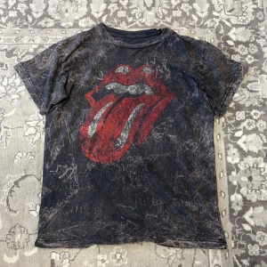 Rolling Stones Tee - Originell RS tisha med skit fet tryck o den klassiska tungan, blivit för liten för mig, som är lite surt men dags för en ny ägare, passar xs/s/m beror på hur man vill att den ska passa