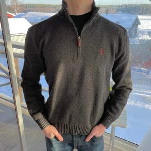 Säljer denna sjukt fina Ralph Lauren tröjan! | Mycket fint skick utan defekter! | Storlek M. | Nypris runt 1500kr säljer för 500kr! | Tveka inte på att ställa frågor!