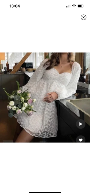 Vit klänning  - Helt ny klänning från nakd x Ida Carlsson. Säljer jag köpt andra klänningar till studenten🤍