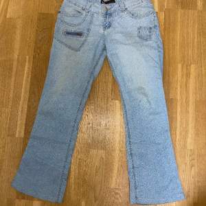 Blå utsvängda lågmidjade jeans. Köpta på vinted men tyvärr för korta.  Midjemåttet rakt över: 37 cm Men den är stretchig Innerbenslängden: 68 cm Använd gärna köp nu knappen