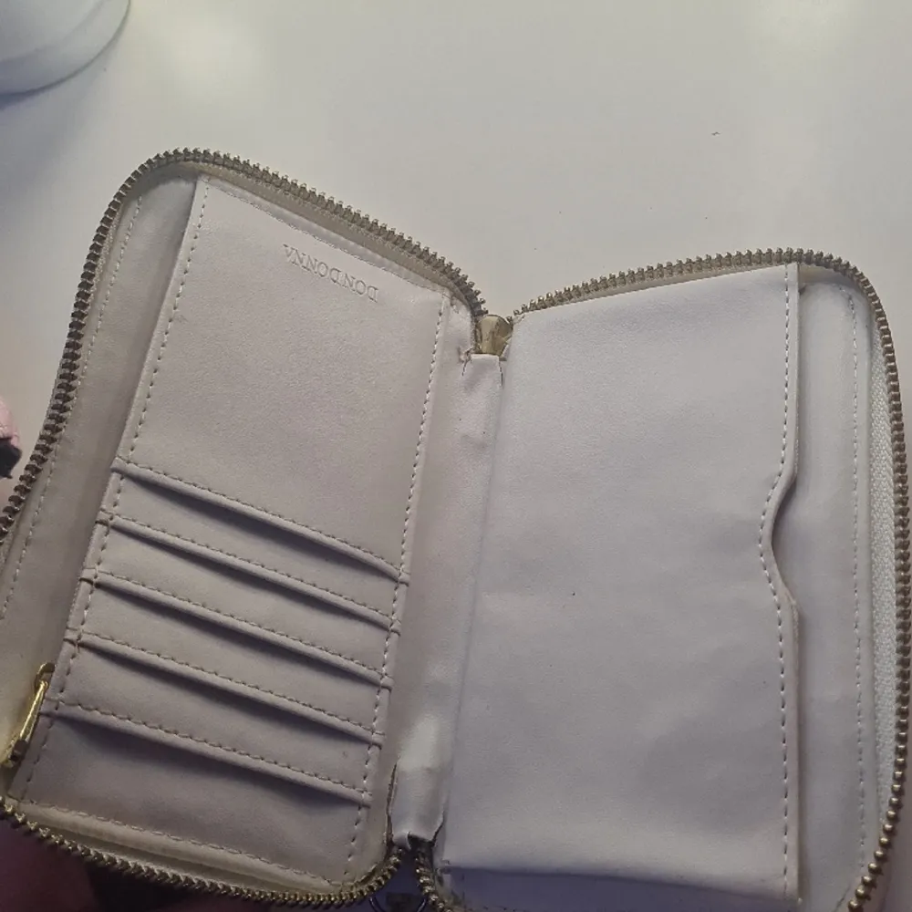 Säljer denna plånbok för att den inte används längre! Den är i väldig bra skick. Den har en liten fläck på insidan i ett av facken, men den går ej bort!. Accessoarer.
