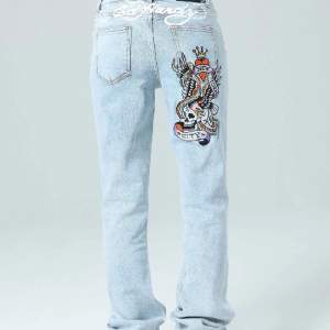 Säljer dessa as coola jeans från Ed Hardy. Helt nyskick knappt använda🌸❤️