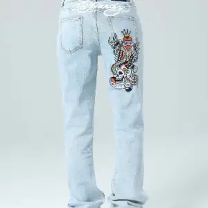 Säljer dessa as coola jeans från Ed Hardy. Helt nyskick knappt använda🌸❤️