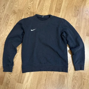 Nike tröja - Nike tröja i något oversize passform. Storlek L på etikett, passar S-M.  Litet litet hål, kolla bild.