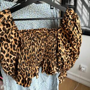 Leopard blus från Zara. Köpt på Zara på Väla. Aldrig använd. Helt ny utan prislapp. 