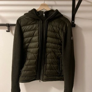 Moncler Cardigan - Moncler Khaki Tricot Zip Up Cardigan M Storlek M  Knappt använd Passar M/S