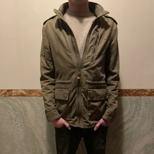 Tommy Hilfiger field jacka  - Säljer denna tvär feta fieldjacket från Tommy hilifiger! Modellen på bilden är 183 cm hör av er vid eventuella!